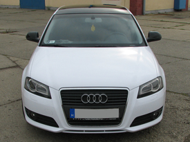 Audi A3 fóliázás: fényes fehér karosszéria fóliázás, üveghatású tető karosszéria fóliázás 2