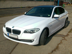 BMW 520D fóliázás: fényes fehér karosszéria fóliázás, üveghatású tető karosszéria fóliázás 3