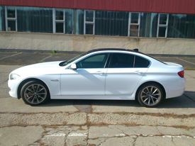 BMW 520D fóliázás: fényes fehér karosszéria fóliázás, üveghatású tető karosszéria fóliázás 6