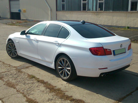 BMW 520D fóliázás: fényes fehér karosszéria fóliázás, üveghatású tető karosszéria fóliázás 9