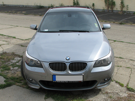 BMW E60 fóliázás: fényes metál grafit karosszéria fóliázás üveghatású tetőfóliával 2