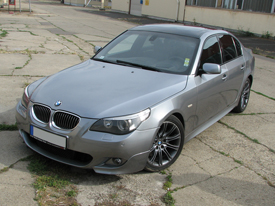 BMW E60 fóliázás: fényes metál grafit karosszéria fóliázás üveghatású tetőfóliával 3