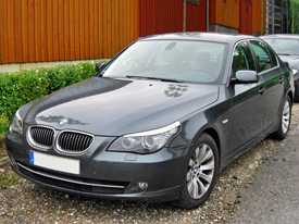 BMW E60 fóliázás: fényes metál grafit karosszéria fóliázás üveghatású tetőfóliával 5
