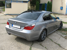 BMW E60 fóliázás: fényes metál grafit karosszéria fóliázás üveghatású tetőfóliával 7