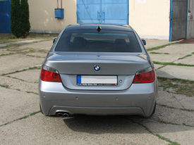 BMW E60 fóliázás: fényes metál grafit karosszéria fóliázás üveghatású tetőfóliával 8