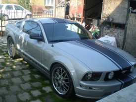 Ford Mustang fényes metál ezüst autófóliázás, matt fekete versenycsíkkal
